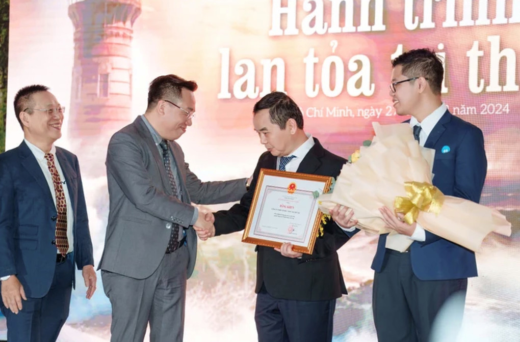 Ông Nguyễn Văn Phước nhận bằng khen vì những đóng góp cho cộng đồng